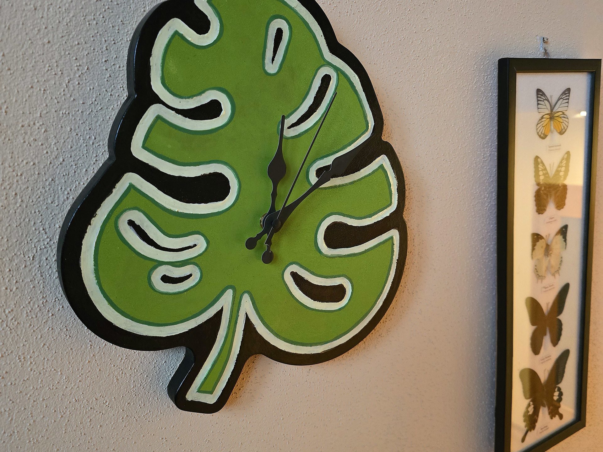 Monstera Clock