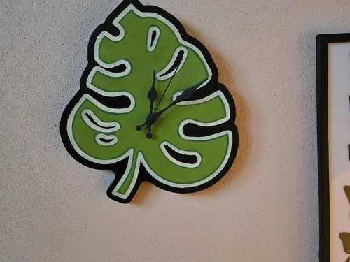 Monstera Clock
